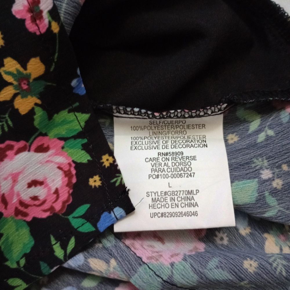 NWT GB Floral Cropped V Neck Blouse with Covered Buttons - Picture 6 of 9